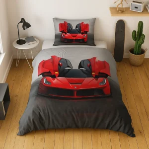 ست روتختی تک نفره پسرانه با طرح سه بعدی ماشین فراری قرمز رنگ اسپرت که روی زمینه خاکستری قرار گرفته و درهای آن رو به بالا باز شده است.