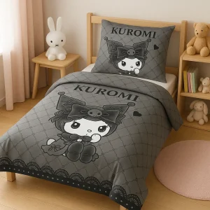 ست روتختی تک نفره دخترانه با طرح شخصیت کورومی روی زمینه خاکستری با الگوی لوزی و حاشیه توری مشکی.