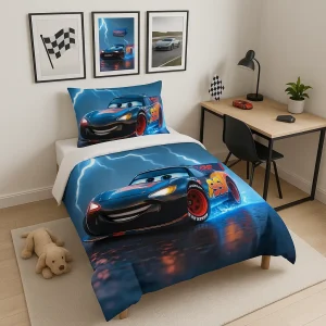 ست روتختی تک نفره پسرانه با طرح سه بعدی لایتنینگ مک کوئین (ماشین ها) با رنگ مشکی و آبی، در حال مسابقه در شب طوفانی و زیر رعد و برق.